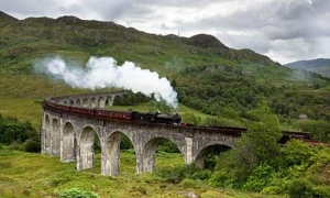 Harry%20potter%20train%20on%20viaduct_56619550